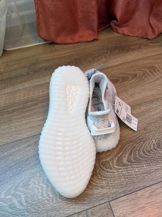 Yeezy 350 noi cu etichete