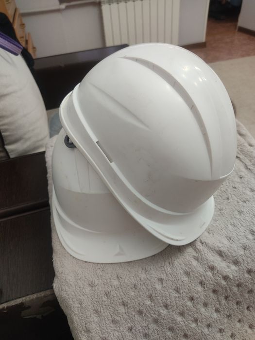 Продам защитные каски по 2000