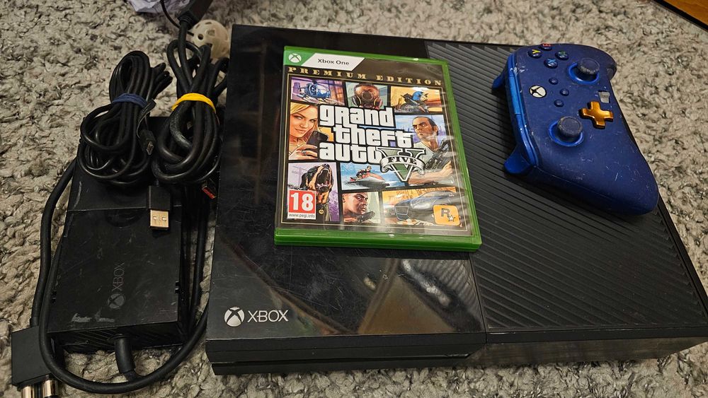 Xbox one, xboxone complet + 1 joc cadou GTA Grand theft auto 5 gta V