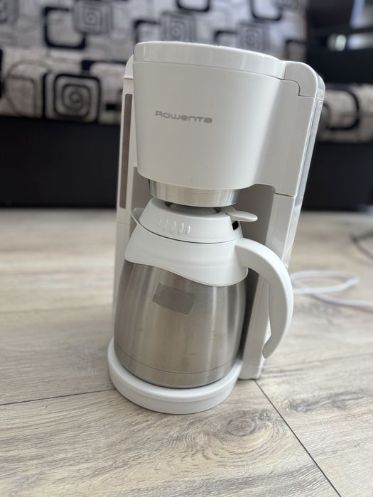 Cafetieră Rowenta cu cană termică inox