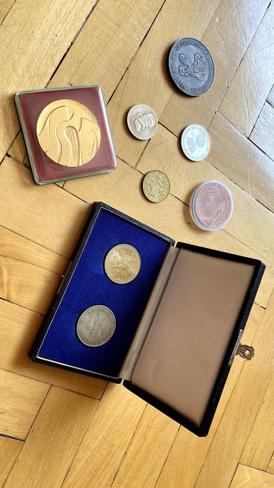 Лот различни монети и плакети