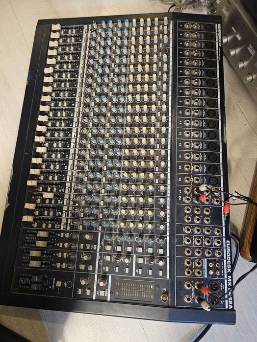 Mixer Audio Profesional Behringer Eurodesk MX 2442A Sursa Externa 150W 24 Canale