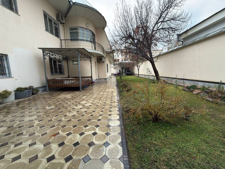 Продается участок вдоль дороги.