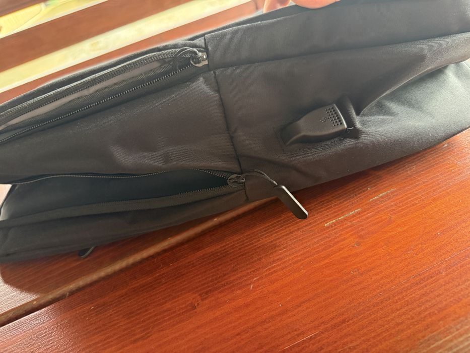 Rucsac pentru laptop cu port USB – negru, design modern