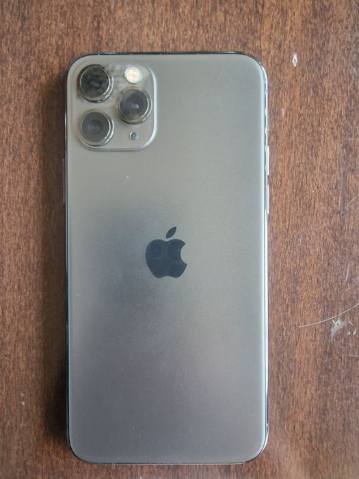 Пордавам IPhone 11 Pro с ПОДАРЪК 3 гръбчета и кабел AUX.