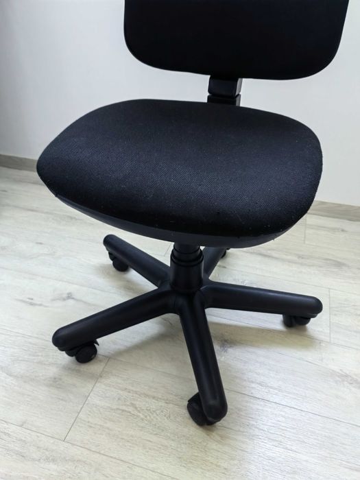 Продавам офис стол