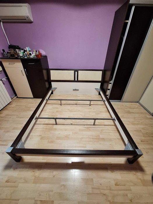 Спалня с подарък под матрачни рамки