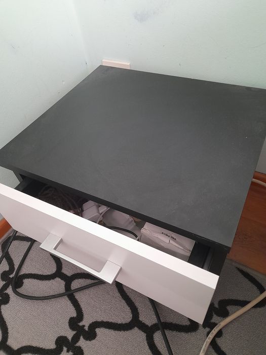 2 броя ношни шкафчета