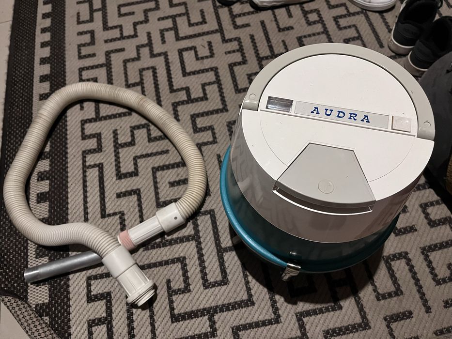 Пилесос белого цвета Audra