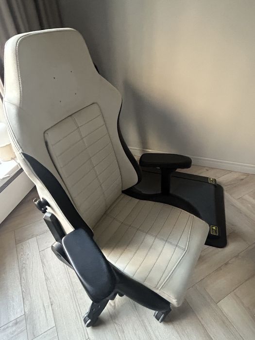 Игровое компьютерное кресло DXRacer Master