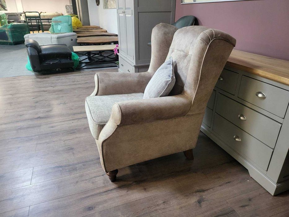 Бежов стол от плат, кресло в ретро стил