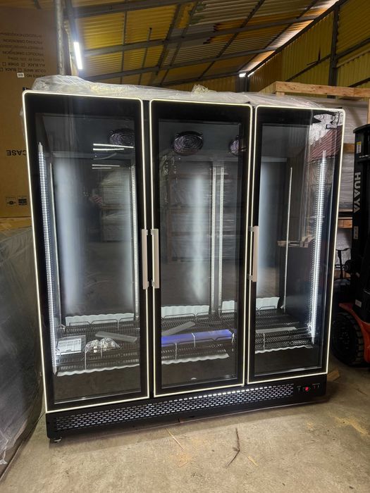 Vitrină frigorifică 3 uși Full Black 1600L