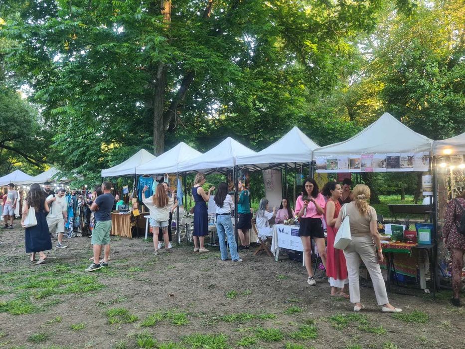 Inchiriem corturi tip Pavilion 3x3m / 2x2m inchiriez cort pliabil pentru targuri, evenimente in aer liber, inchiriat mese