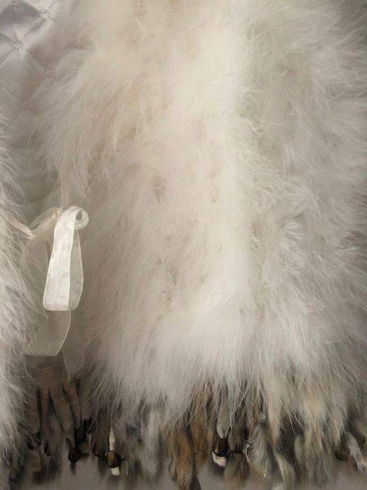 Елек от бял пух от заешки кожи