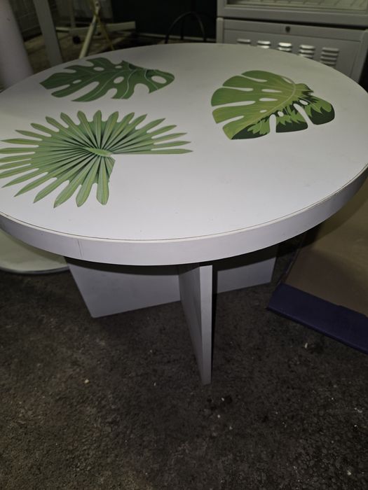 Стол в отличном состояний.