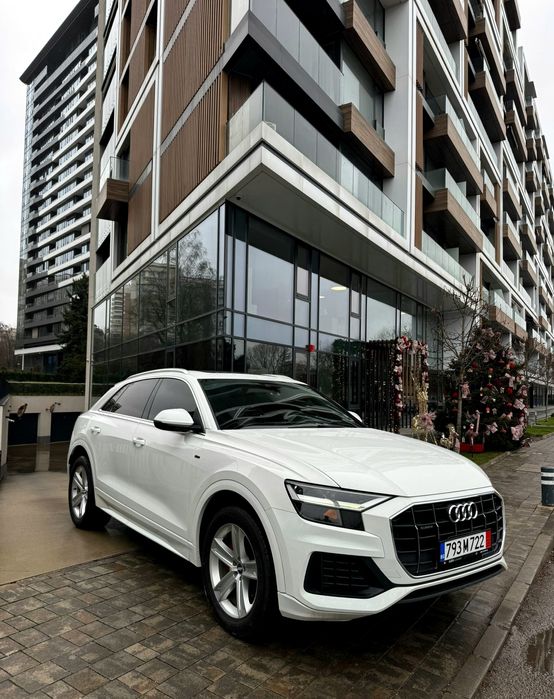 Продавам Ауди Q8