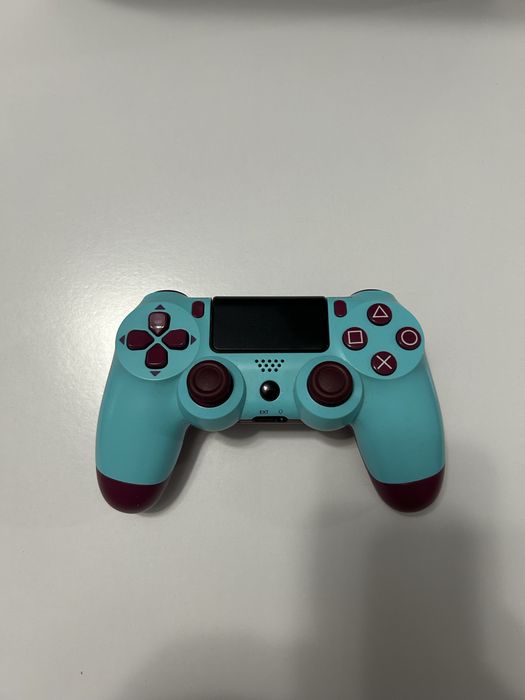 Playstation 4 с 2 контролера и акаунт с 6 дигитални игри и една на диск!
