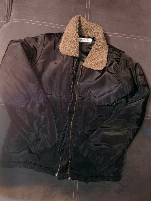 Jachetă neagră cu guler