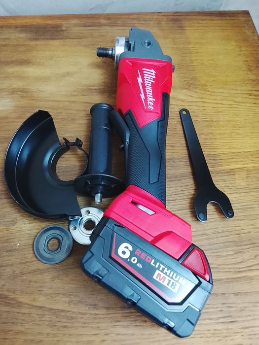 Flex Milwaukee cu variator de viteza și o baterie de 6A