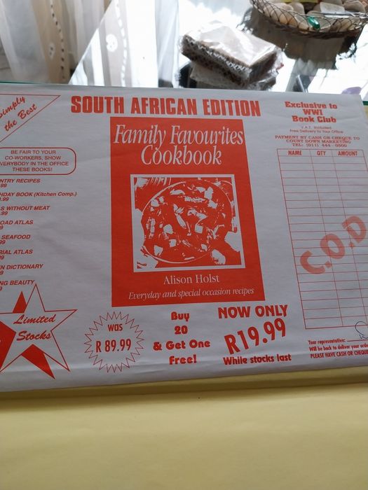 Family favorites + Chocolate novelty cook books - готварски книги на английски език