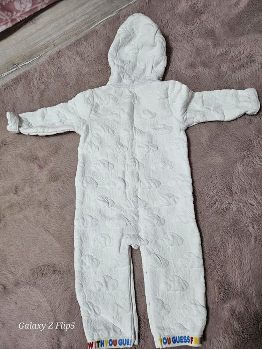 Космонавт Guess, 12 месеца