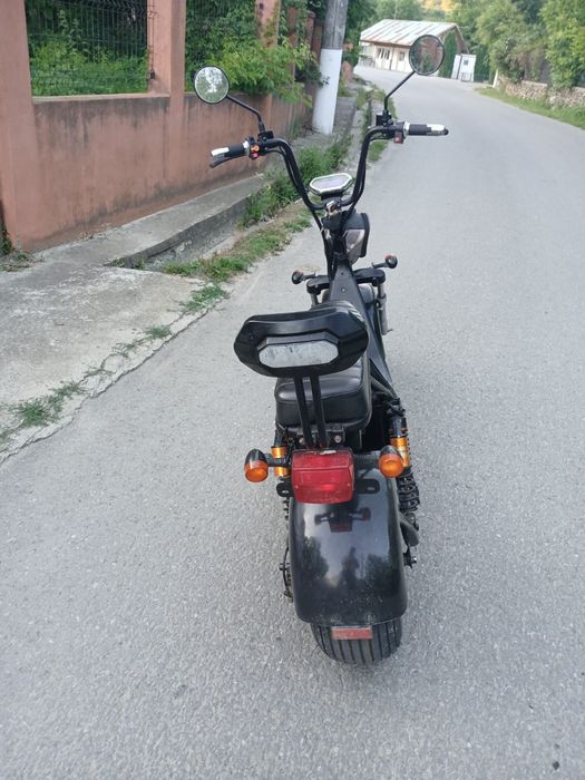 Vand scuteru electric functioneaza perfect nici un defect !!