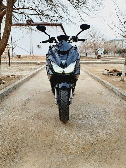 Benzinli skuter sotiladi kaskasi bilan birga 100 km 3 litir yeydi