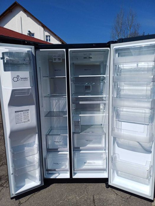 . Хладилник LG Side by Side NoFrost