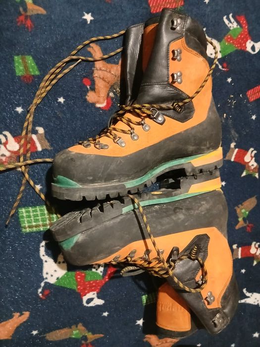 Bocanci de protecție cu bombeu metalic – aproape noi