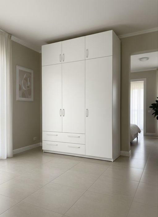 Большой белый шкаф