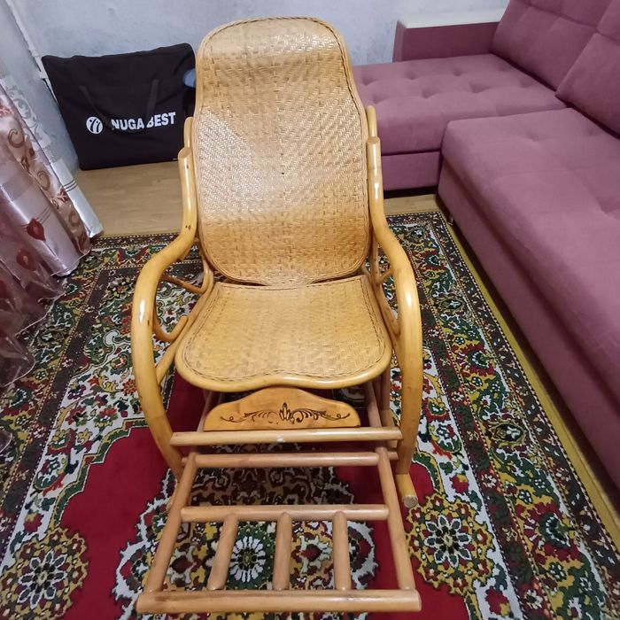 Кресло качалка из дерева.