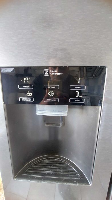 дву странен хладилник LG