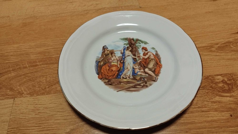 Красива порцеланова чиния от Италия.