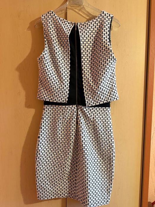 Рокля по тялото в черно и бяло