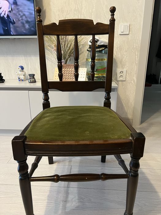 Продаются стулья.