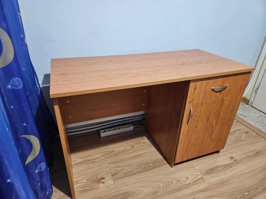Практично дървено бюро
