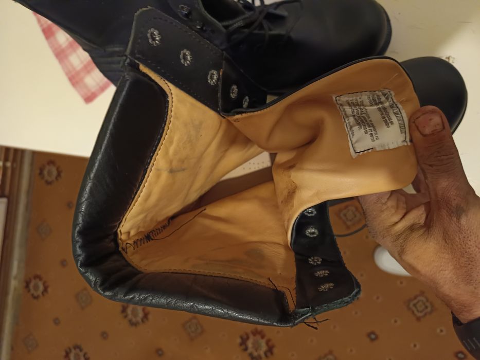 Vând ghete din piele.