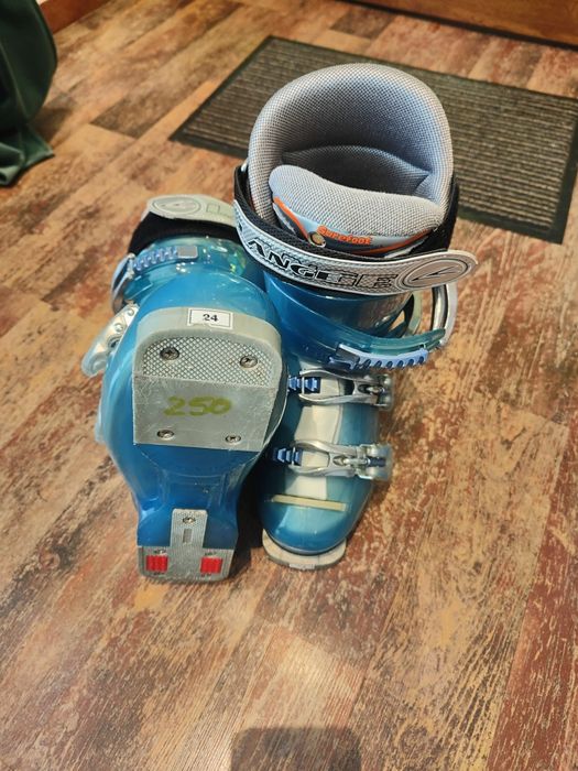 Clapari mărimea 24 în stare impecabila