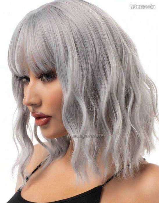 Сребристо сива къса вълнообразна перука с бретон