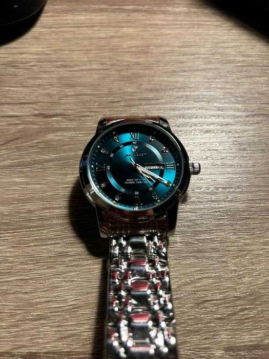 Стилен часовник чисто нов