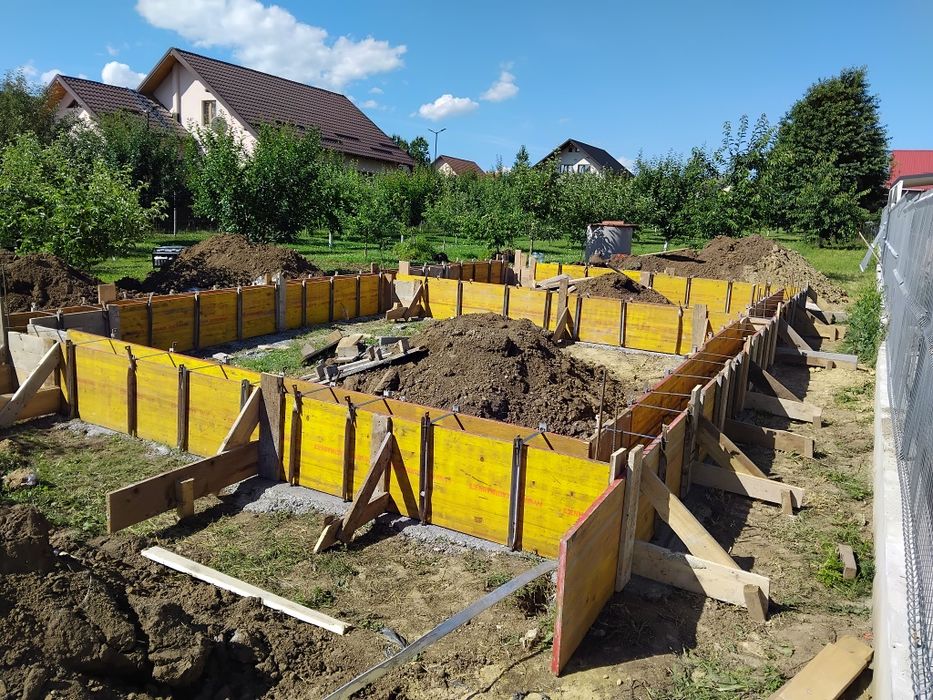 Echipa de construcții, case la roșu