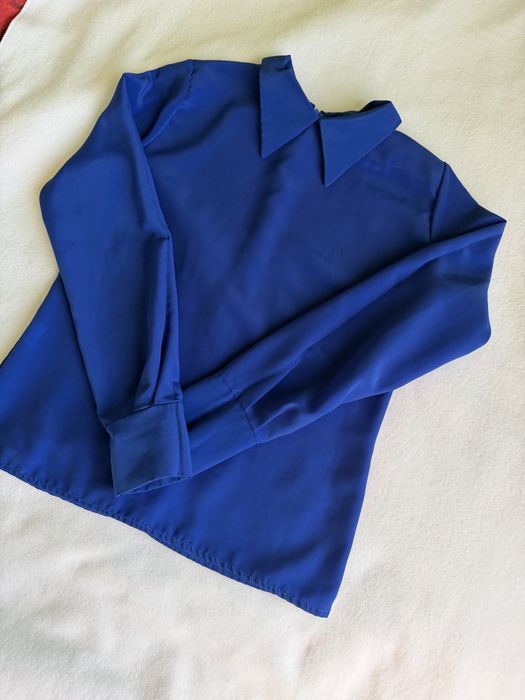 Тъмно синя риза с яка