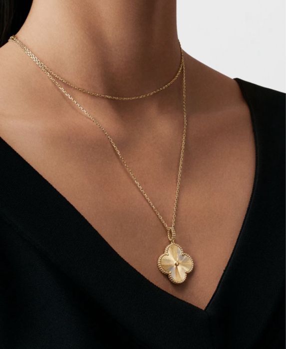 Позлатени колиета Magic Alhambra by Van Cleef & Arpels