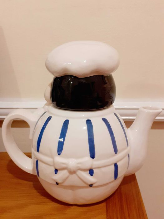 2 порцеланови чайника -  "Готвач" и "Цветарски магазин"