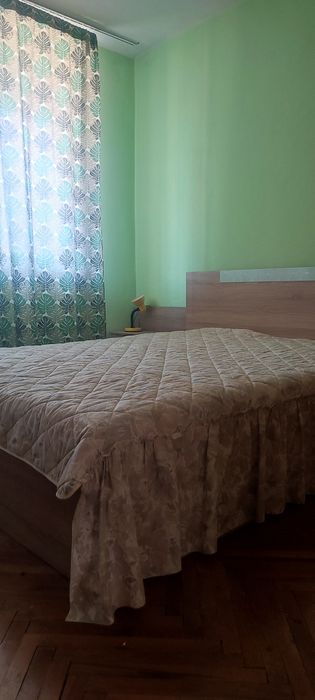 Тристаен  под наем