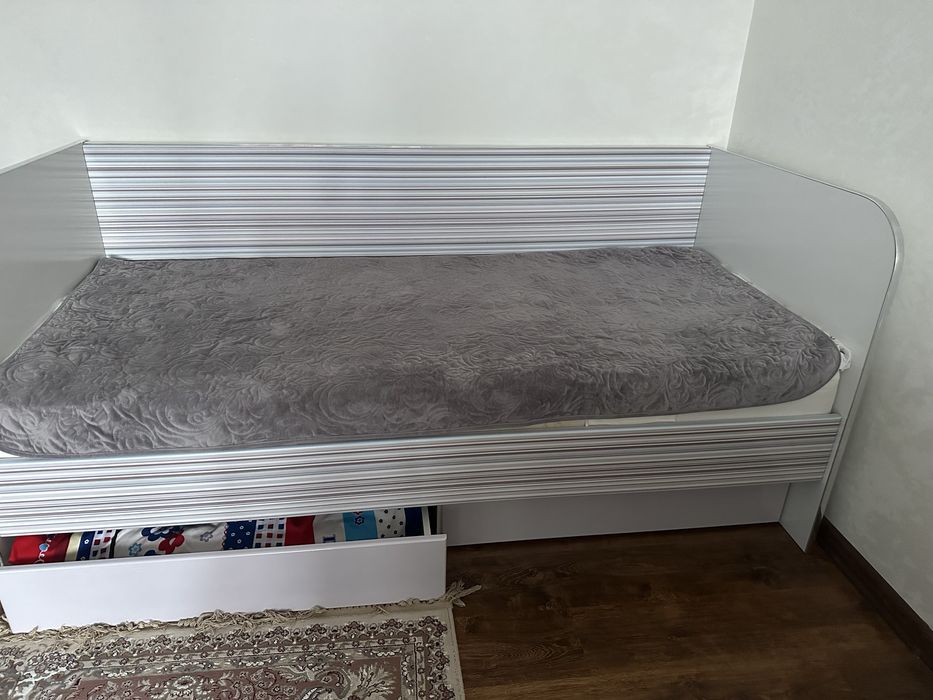 Продам детскую кровать 2м-95 см