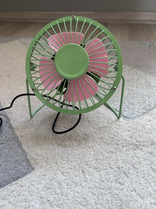 Малък вентилатор с кабел