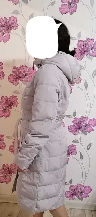 серый пуховик зимний