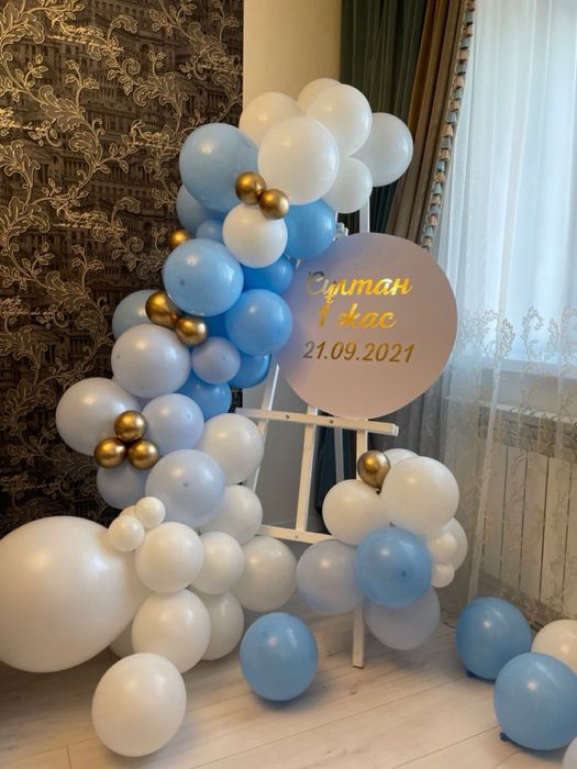 Фотозона из шаров мольберт