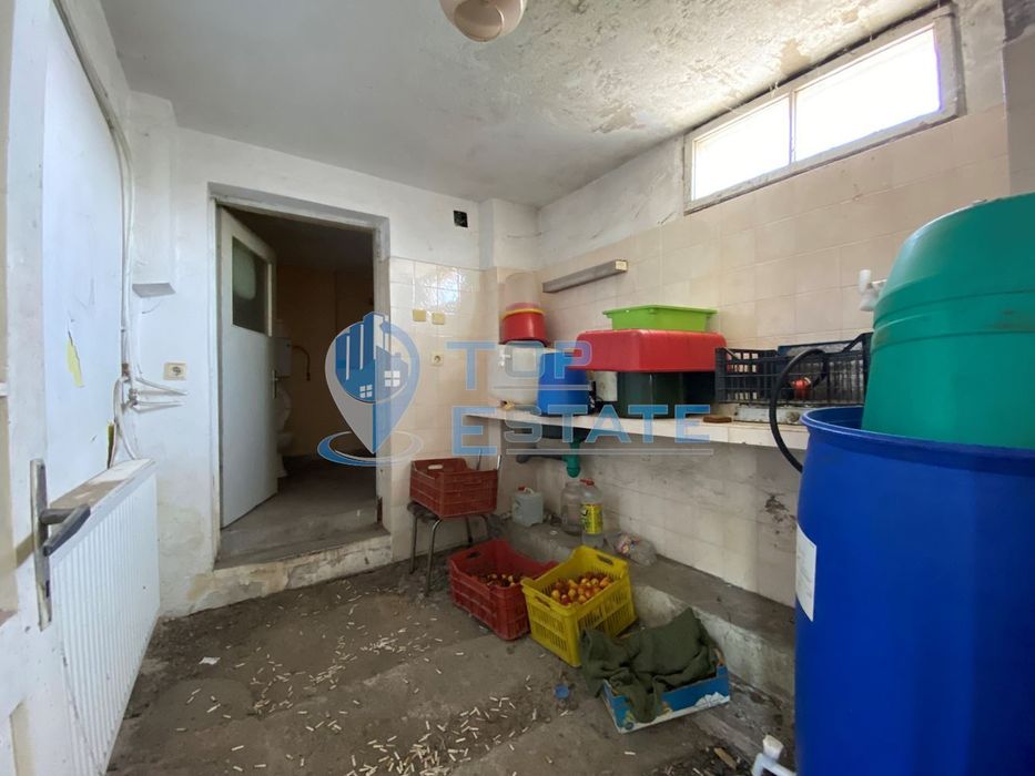 Двуетажна тухлена къща и автосервиз в с. Самоводене, област Велико Тъ